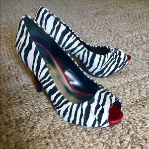 Very cute Candie's high heels size 7 medium